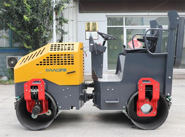 小型壓路機(jī)停放時(shí)，方向和速度要把握好