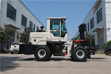 四驅(qū)越野叉車(chē)不拖地的構(gòu)成因素是什么？